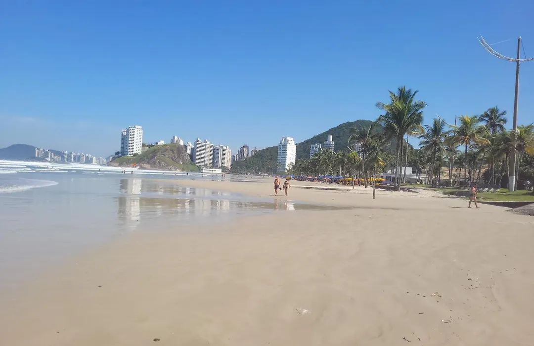 Praia Enseada - Apto 03 Quartos - 02 Vagas na Garagem - Com Elevador - 550M da Areia-1